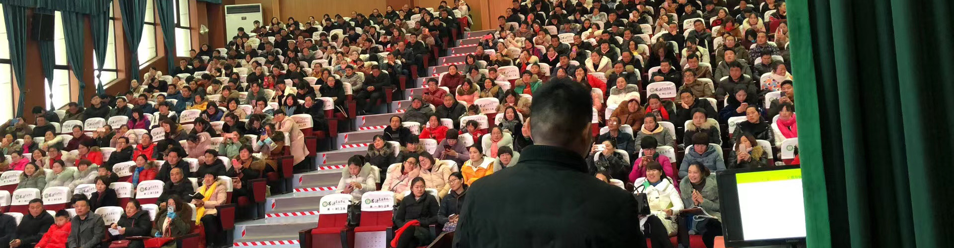 全國(guó)優(yōu)秀班主任田金輝老師在給新教師們做演講報(bào)告