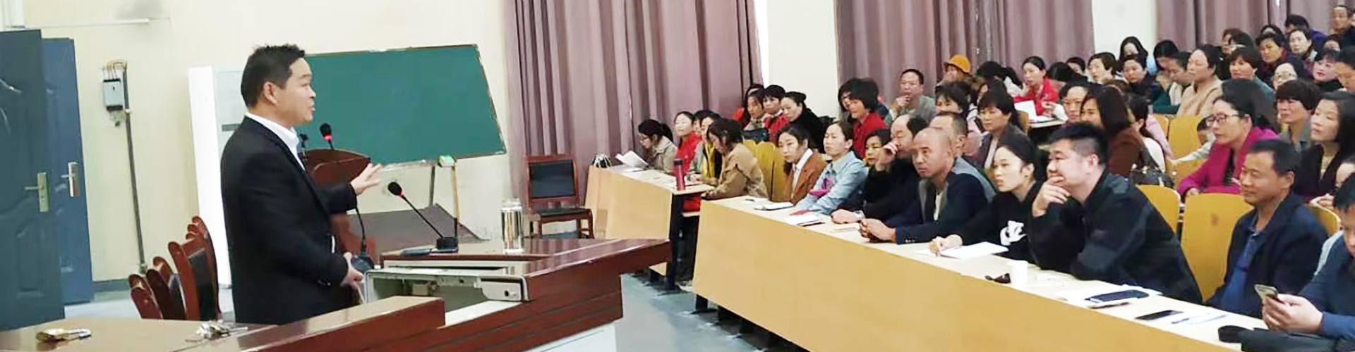 全國(guó)優(yōu)秀班主任田金輝老師的經(jīng)驗(yàn)報(bào)告會(huì)
